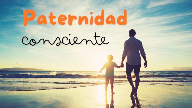 Padre e hijo de la mano por una playa